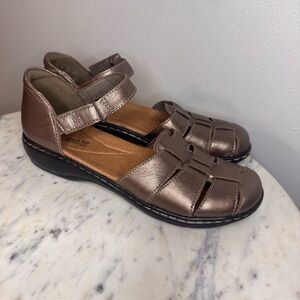 Clarks Collection Sandals Size 7 M
Leather gold shoes leather MAKE ME AN OFFER!